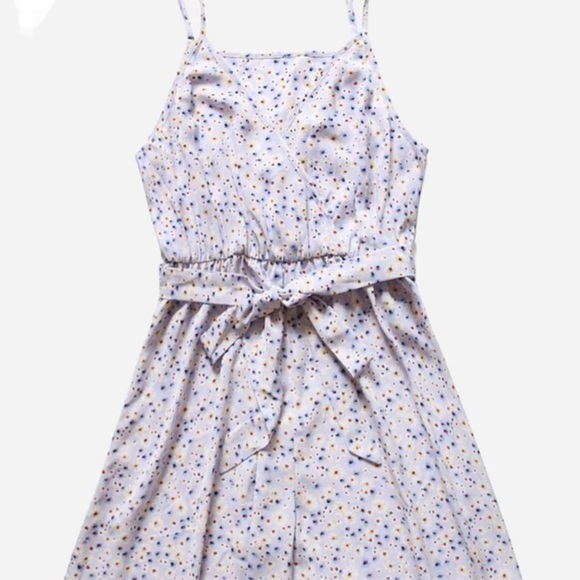 Plus size ditsy floral romper - Picture 3 of 9